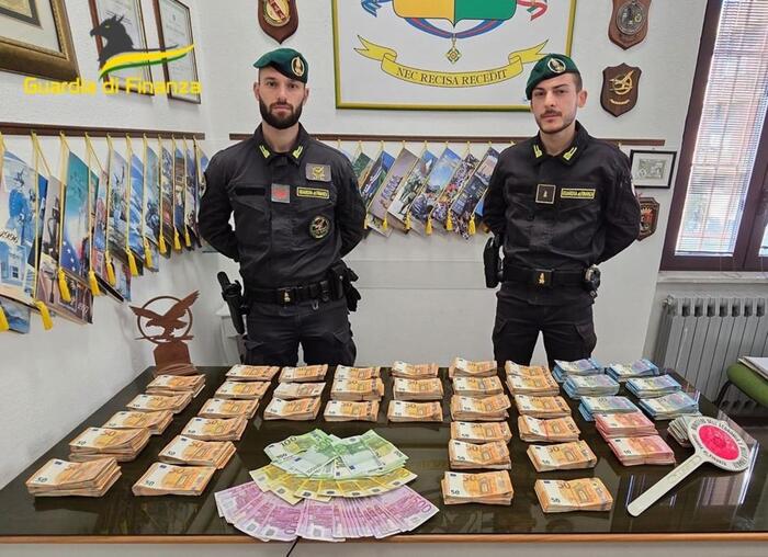 In auto con 250 mila euro nascosti in due doppifondi,denunciato – Notizie