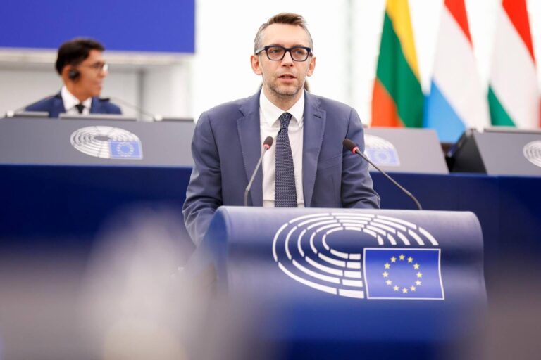 ‘Opinione giovani si forma sui social, serve analizzare algoritmi’