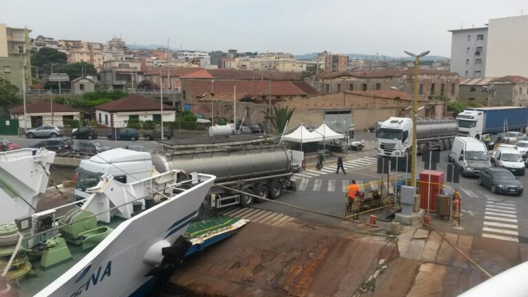 Protesta Tir, regolare traghettamento tra Calabria e Sicilia – Notizie