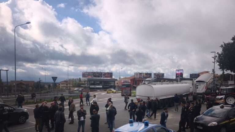 Danneggiati due camion diretti a protesta Tir in Calabria – Notizie